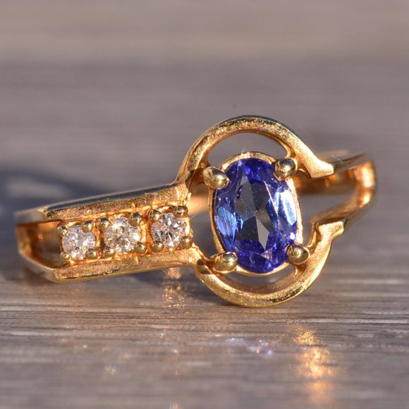 Modernist Tanzanite and Diamond Ring in Yellow Gold